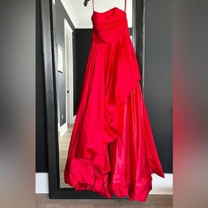 Strapless Asymmetric A-Line Gown
MAC DUGGAL size 2 NWT